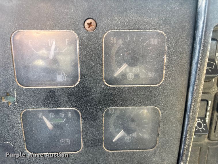 image for item FG2521 1991 International 4700 flatbed truck