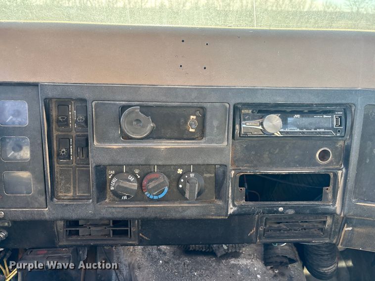 image for item FG2521 1991 International 4700 flatbed truck