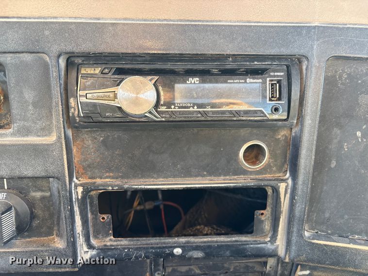 image for item FG2521 1991 International 4700 flatbed truck