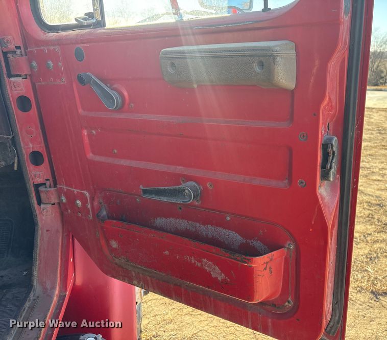 image for item FG2521 1991 International 4700 flatbed truck