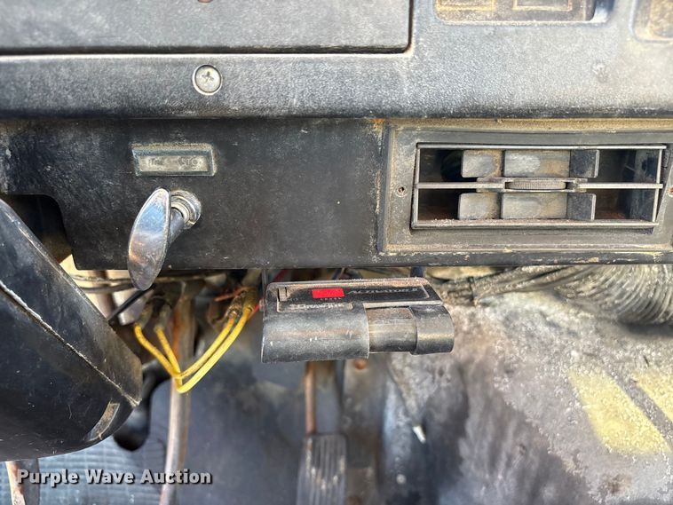 image for item FG2521 1991 International 4700 flatbed truck