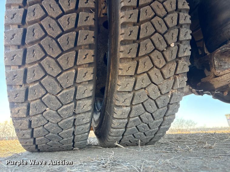 image for item FG2521 1991 International 4700 flatbed truck