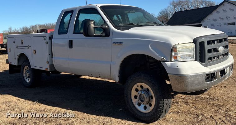 image for item FG2522 2005 Ford F250 Super Duty XL Ext. Cab utility bed pickup truck