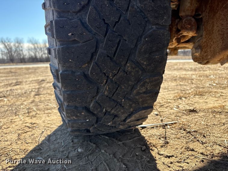 image for item FG2522 2005 Ford F250 Super Duty XL Ext. Cab utility bed pickup truck