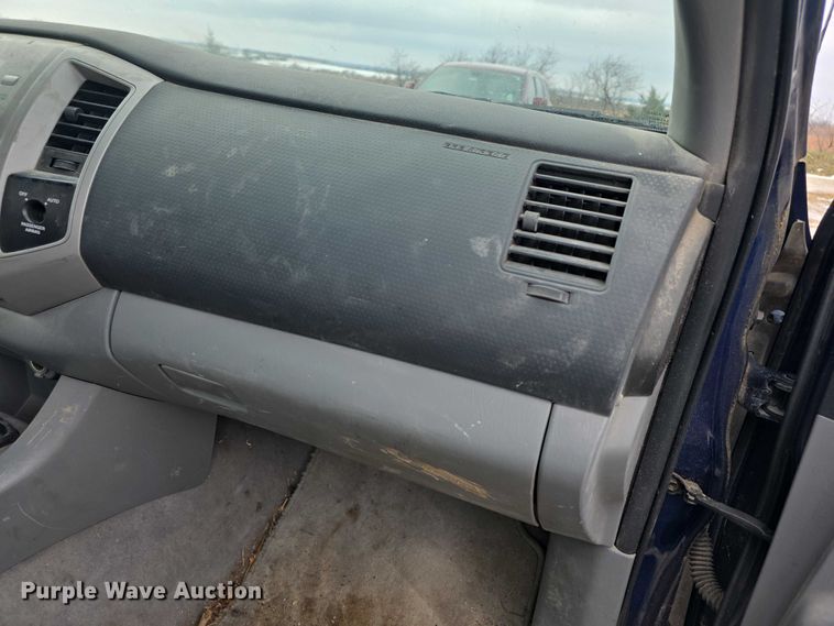 image for item FI0645 2006 Toyota Tacoma PreRunner pickup truck