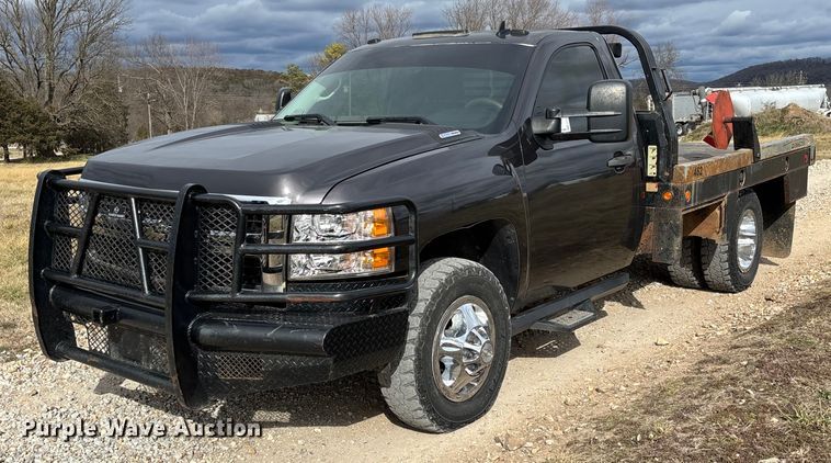 image for item FI1642 2009 Chevrolet Silverado 3500HD bale bed pickup truck