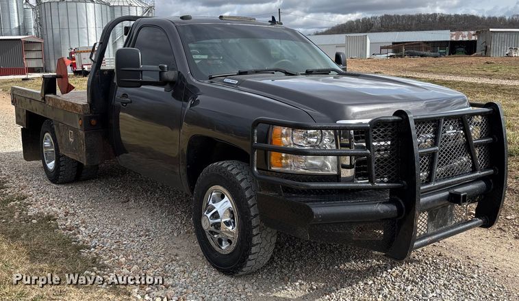 image for item FI1642 2009 Chevrolet Silverado 3500HD bale bed pickup truck