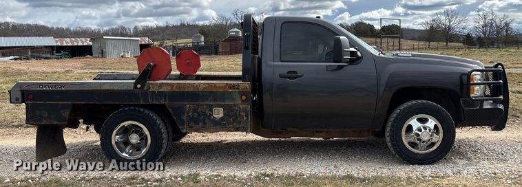 image for item FI1642 2009 Chevrolet Silverado 3500HD bale bed pickup truck