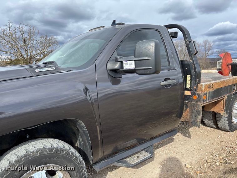 image for item FI1642 2009 Chevrolet Silverado 3500HD bale bed pickup truck