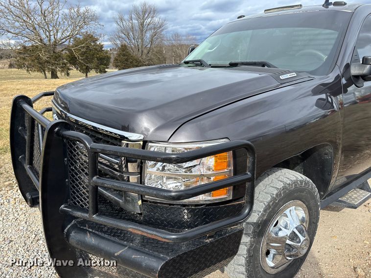 image for item FI1642 2009 Chevrolet Silverado 3500HD bale bed pickup truck