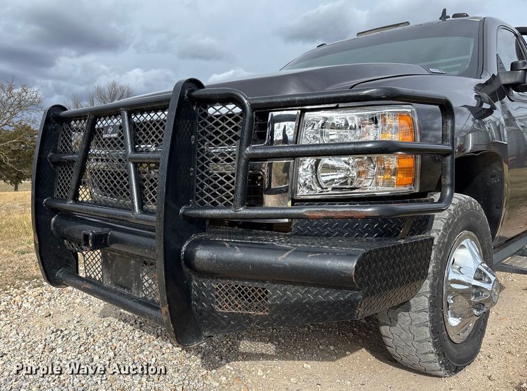 image for item FI1642 2009 Chevrolet Silverado 3500HD bale bed pickup truck