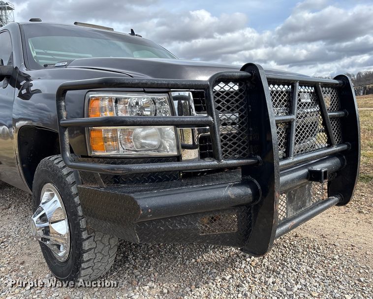 image for item FI1642 2009 Chevrolet Silverado 3500HD bale bed pickup truck