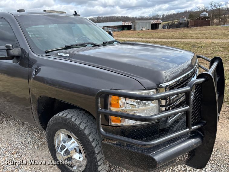 image for item FI1642 2009 Chevrolet Silverado 3500HD bale bed pickup truck