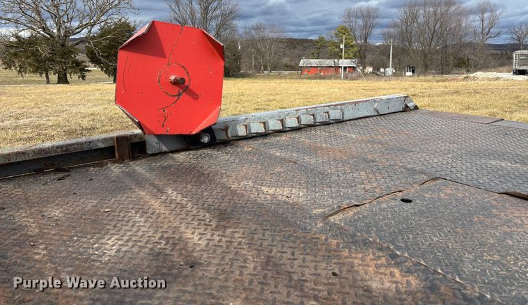 image for item FI1642 2009 Chevrolet Silverado 3500HD bale bed pickup truck