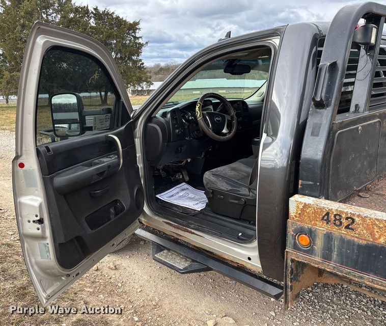 image for item FI1642 2009 Chevrolet Silverado 3500HD bale bed pickup truck