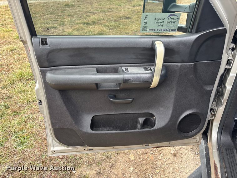 image for item FI1642 2009 Chevrolet Silverado 3500HD bale bed pickup truck