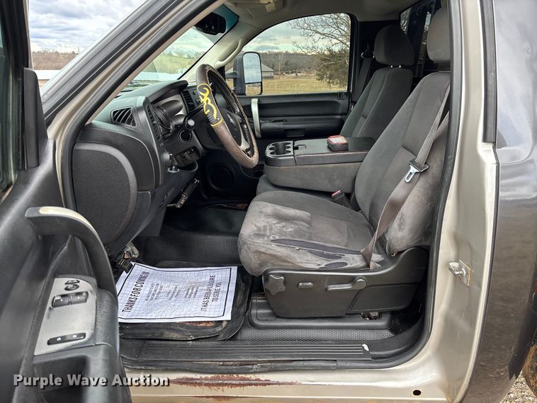 image for item FI1642 2009 Chevrolet Silverado 3500HD bale bed pickup truck