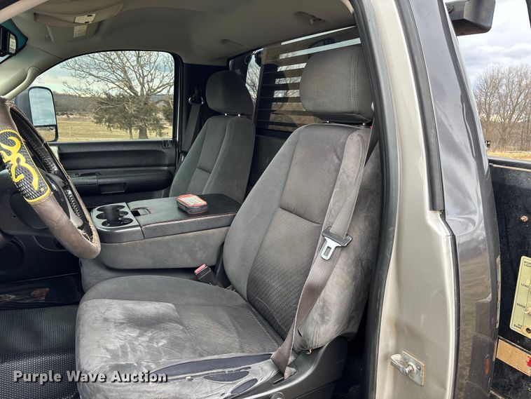 image for item FI1642 2009 Chevrolet Silverado 3500HD bale bed pickup truck