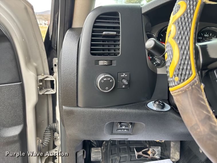 image for item FI1642 2009 Chevrolet Silverado 3500HD bale bed pickup truck