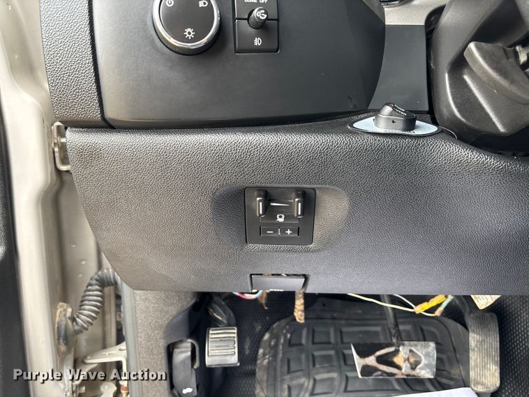 image for item FI1642 2009 Chevrolet Silverado 3500HD bale bed pickup truck