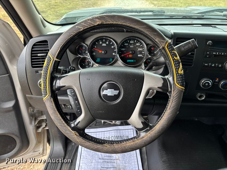 image for item FI1642 2009 Chevrolet Silverado 3500HD bale bed pickup truck