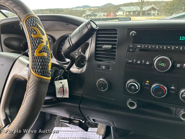 image for item FI1642 2009 Chevrolet Silverado 3500HD bale bed pickup truck