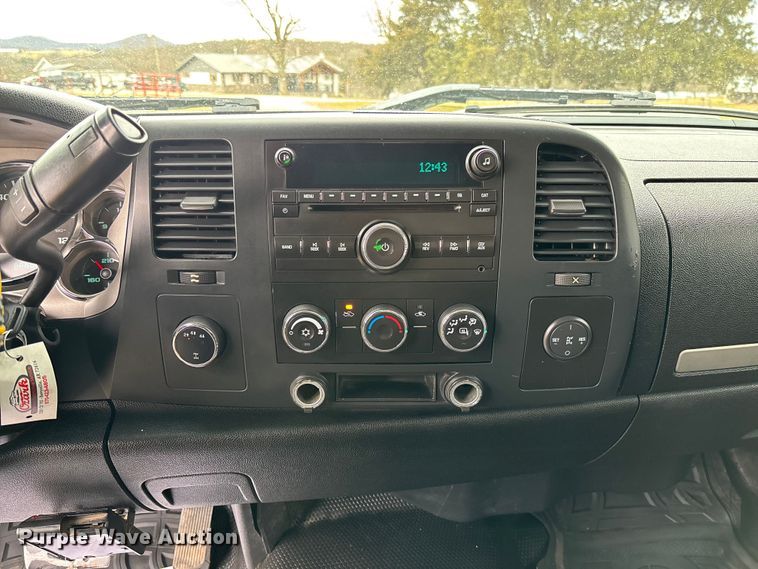 image for item FI1642 2009 Chevrolet Silverado 3500HD bale bed pickup truck