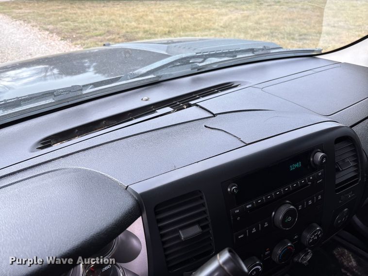 image for item FI1642 2009 Chevrolet Silverado 3500HD bale bed pickup truck