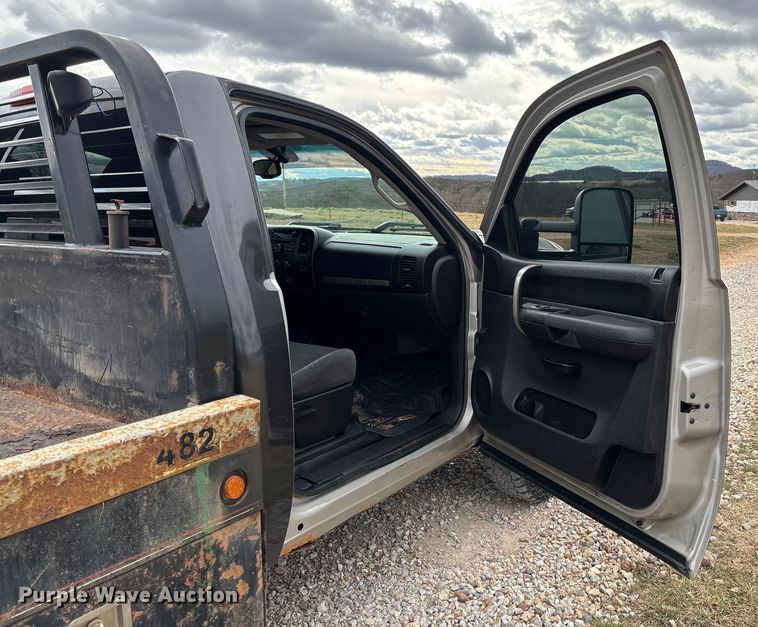 image for item FI1642 2009 Chevrolet Silverado 3500HD bale bed pickup truck