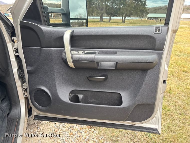 image for item FI1642 2009 Chevrolet Silverado 3500HD bale bed pickup truck