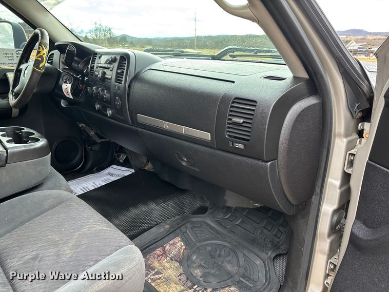 image for item FI1642 2009 Chevrolet Silverado 3500HD bale bed pickup truck