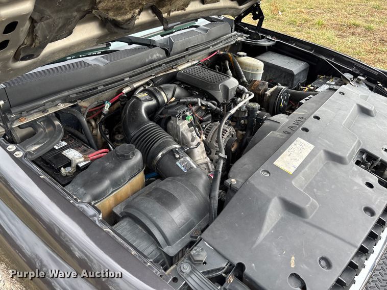 image for item FI1642 2009 Chevrolet Silverado 3500HD bale bed pickup truck