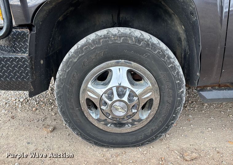 image for item FI1642 2009 Chevrolet Silverado 3500HD bale bed pickup truck