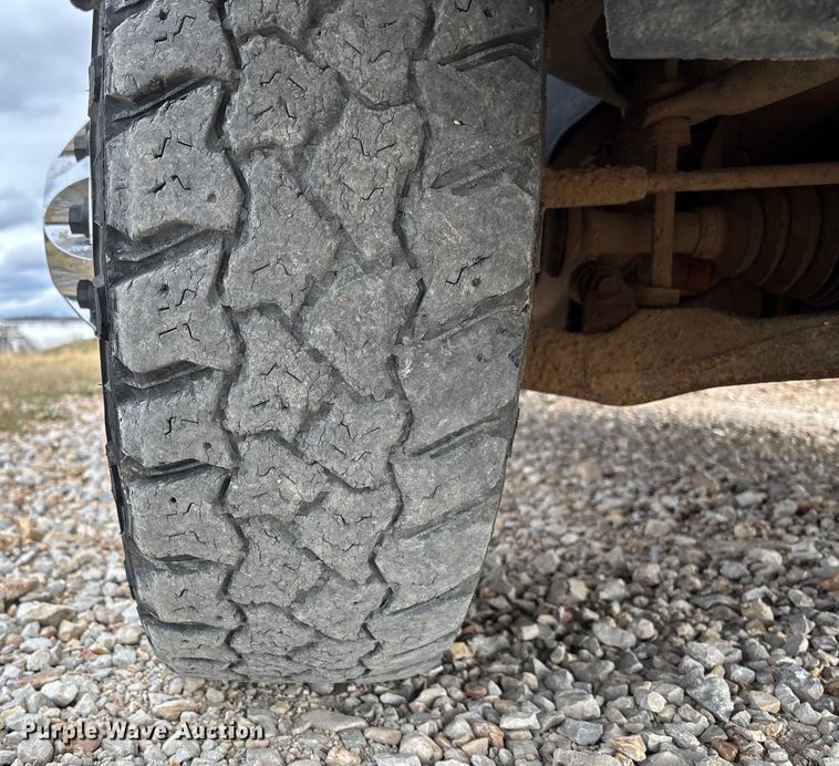 image for item FI1642 2009 Chevrolet Silverado 3500HD bale bed pickup truck