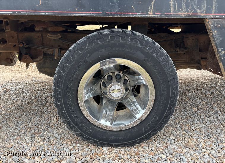 image for item FI1642 2009 Chevrolet Silverado 3500HD bale bed pickup truck