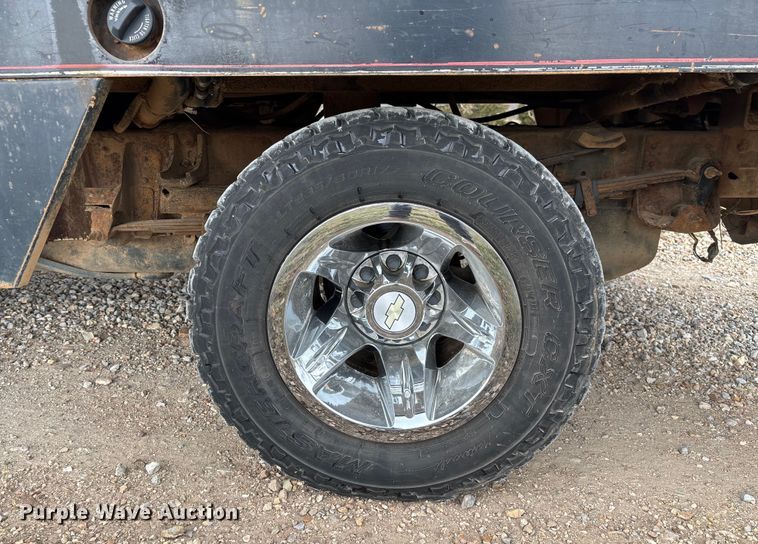 image for item FI1642 2009 Chevrolet Silverado 3500HD bale bed pickup truck