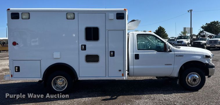 image for item NU9691 2007 Ford F350 Super Duty ambulance