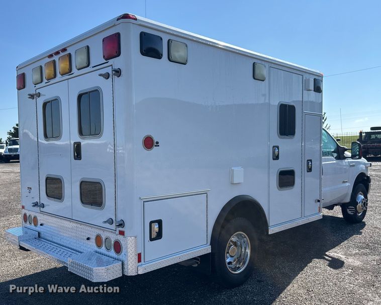 image for item NU9691 2007 Ford F350 Super Duty ambulance