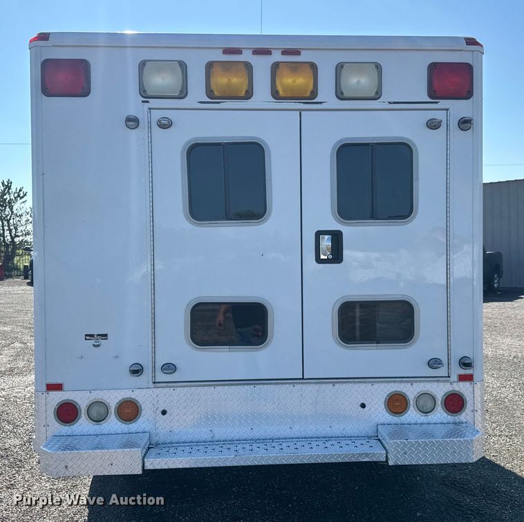 image for item NU9691 2007 Ford F350 Super Duty ambulance