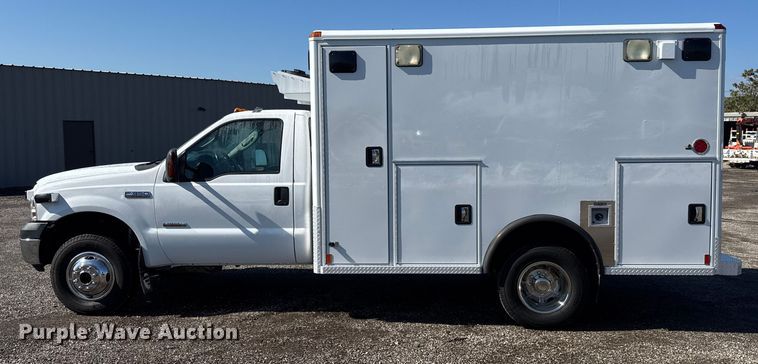 image for item NU9691 2007 Ford F350 Super Duty ambulance