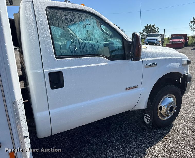 image for item NU9691 2007 Ford F350 Super Duty ambulance