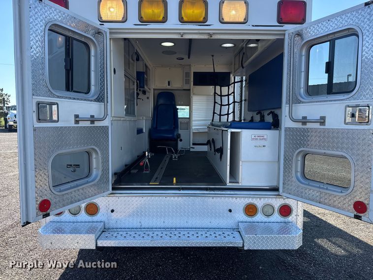 image for item NU9691 2007 Ford F350 Super Duty ambulance