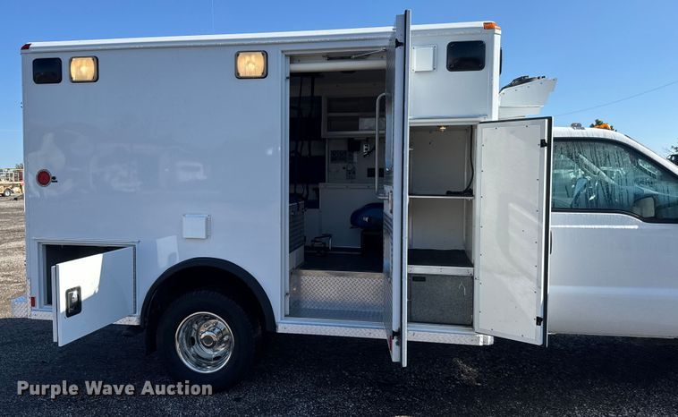 image for item NU9691 2007 Ford F350 Super Duty ambulance