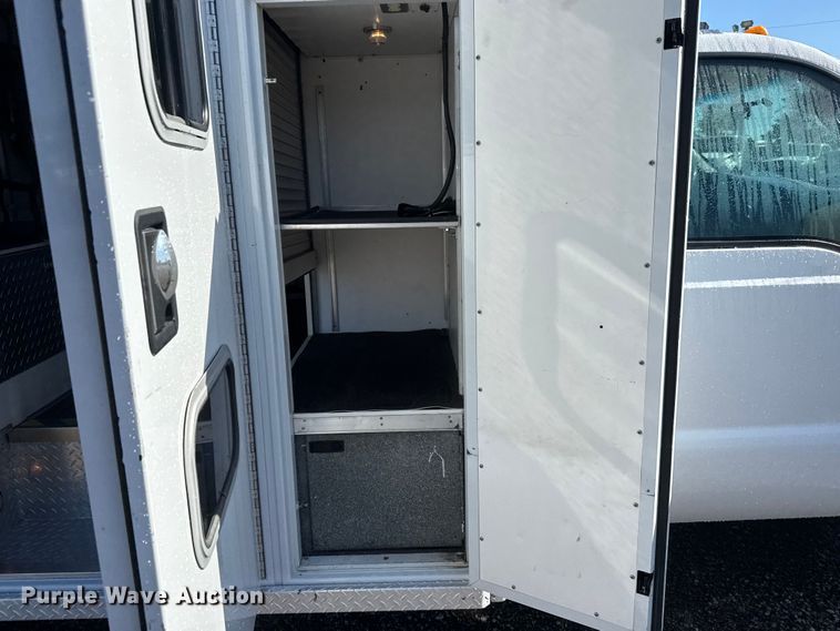 image for item NU9691 2007 Ford F350 Super Duty ambulance