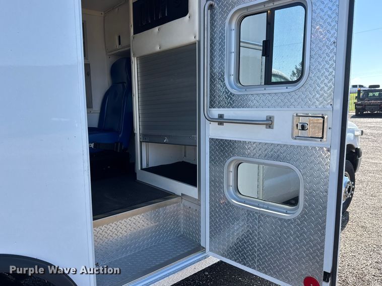 image for item NU9691 2007 Ford F350 Super Duty ambulance