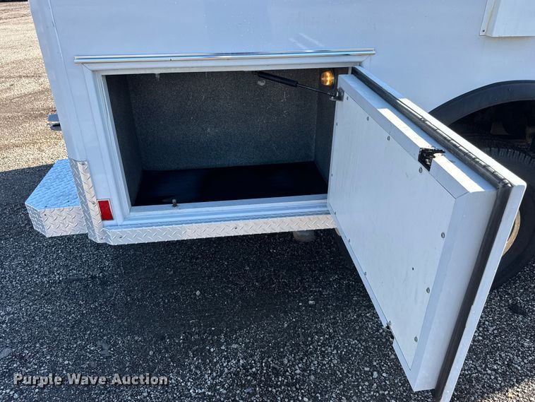 image for item NU9691 2007 Ford F350 Super Duty ambulance