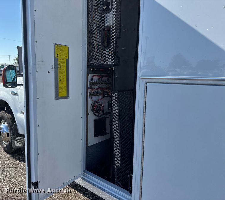 image for item NU9691 2007 Ford F350 Super Duty ambulance