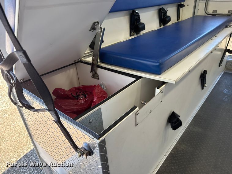 image for item NU9691 2007 Ford F350 Super Duty ambulance