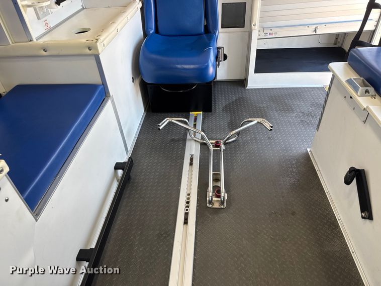 image for item NU9691 2007 Ford F350 Super Duty ambulance