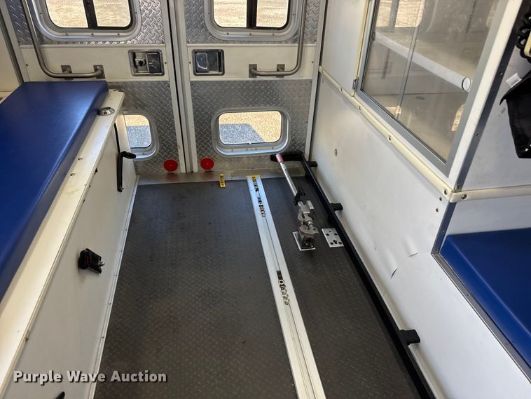 image for item NU9691 2007 Ford F350 Super Duty ambulance